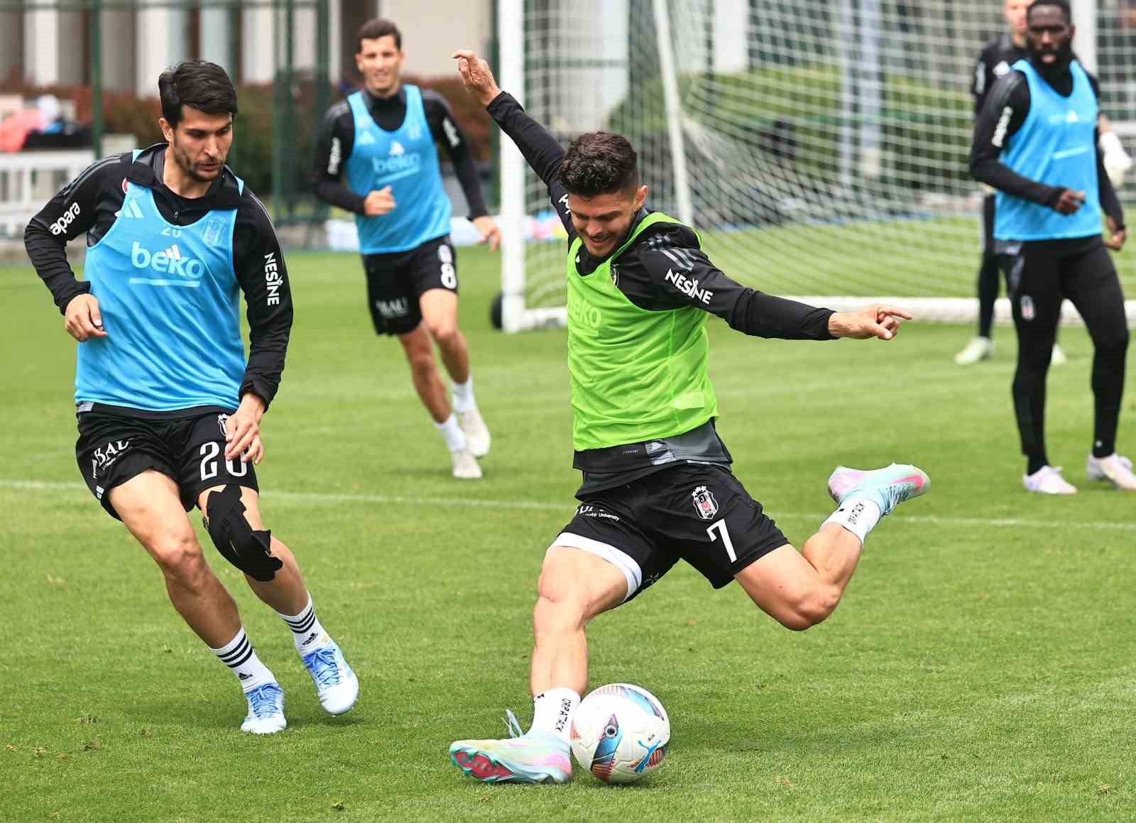 Beşiktaş kondisyon ve taktik çalıştı