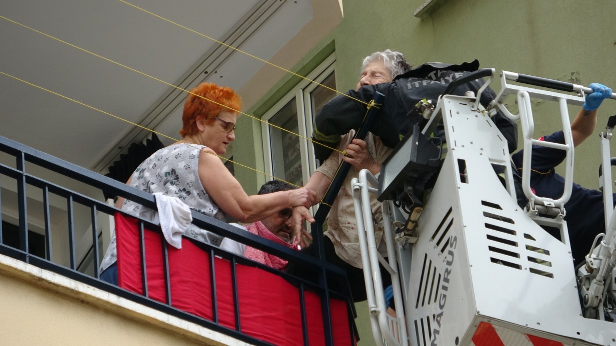 Antalya’da 15 katlı apartmanda çıkan yangında adeta can pazarı yaşandı