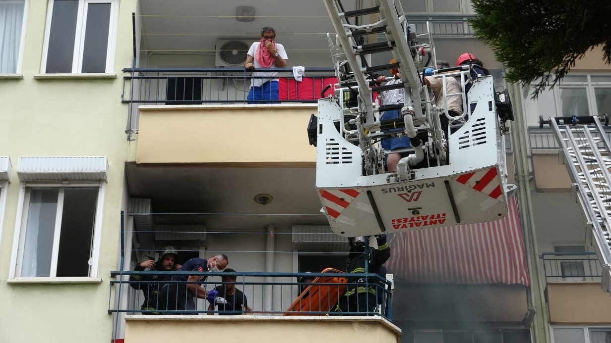 Antalya’da 15 katlı apartmanda çıkan yangında adeta can pazarı yaşandı