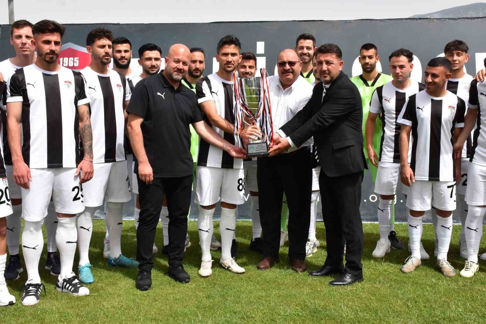 Manisaspor, şampiyonluk kupasını kaldırdı
