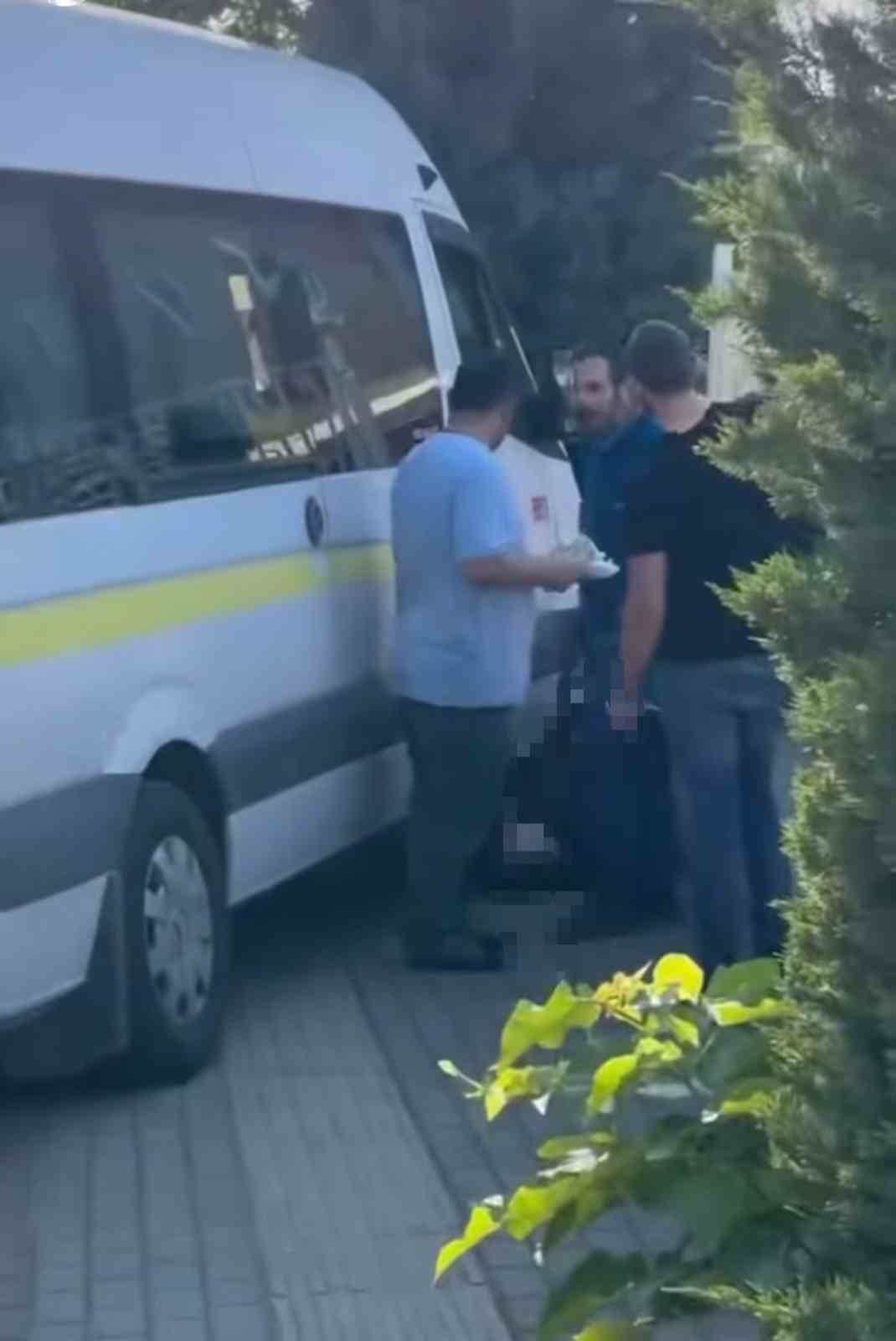 Bankamatikten para çekti, servis aracının altında kaldı...O anlar kamerada