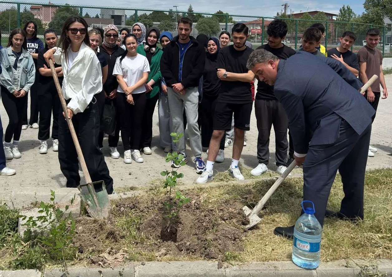 Gediz’de genç fidanlar toprakla buluştu