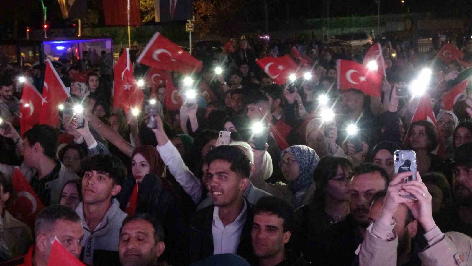 Erzurum’da gençlerden meşaleli yürüyüş
