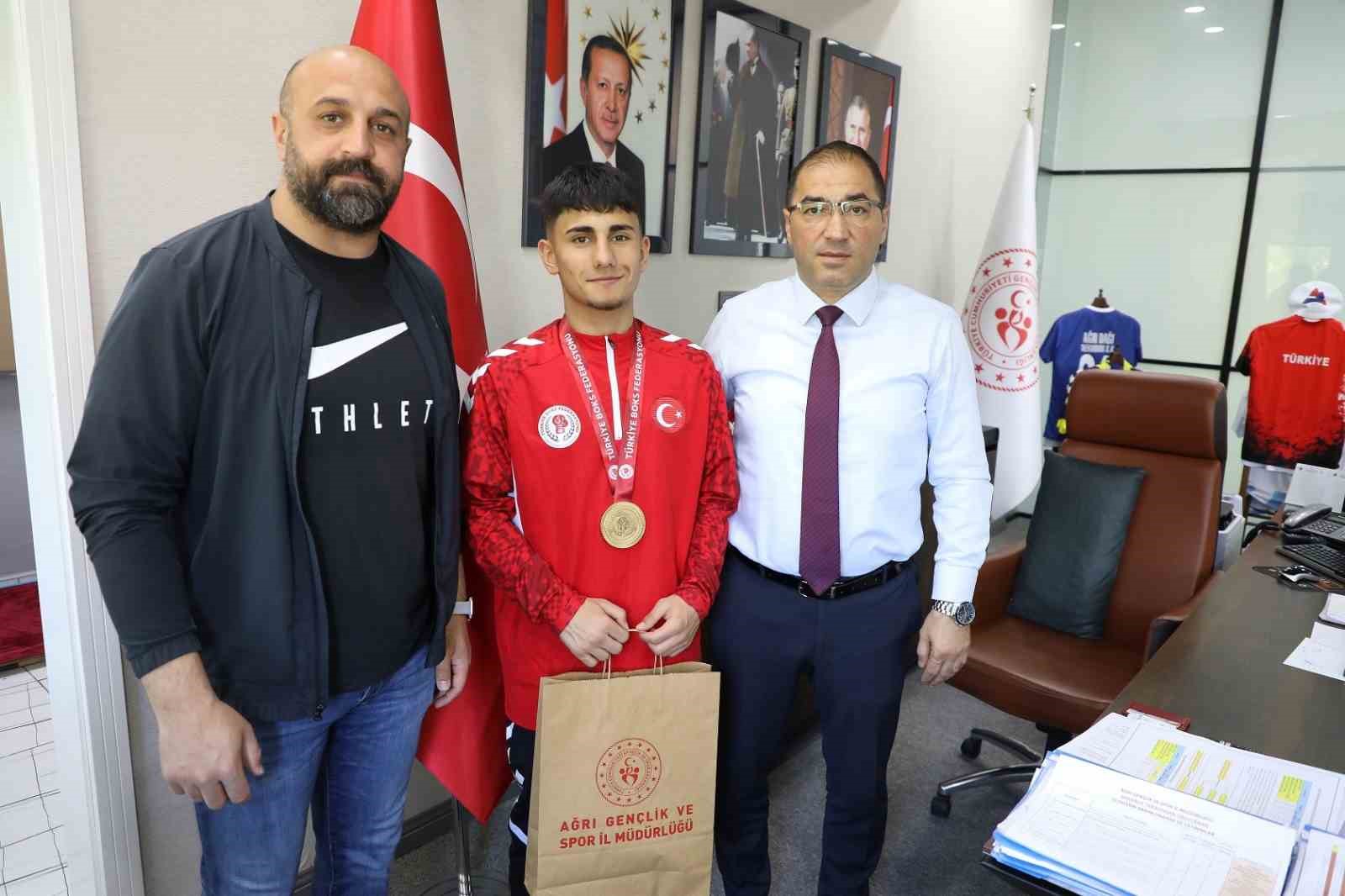 Ağrı Gençlik ve Spor İl Müdürü Çelebi, şampiyon sporcuyu tebrik etti