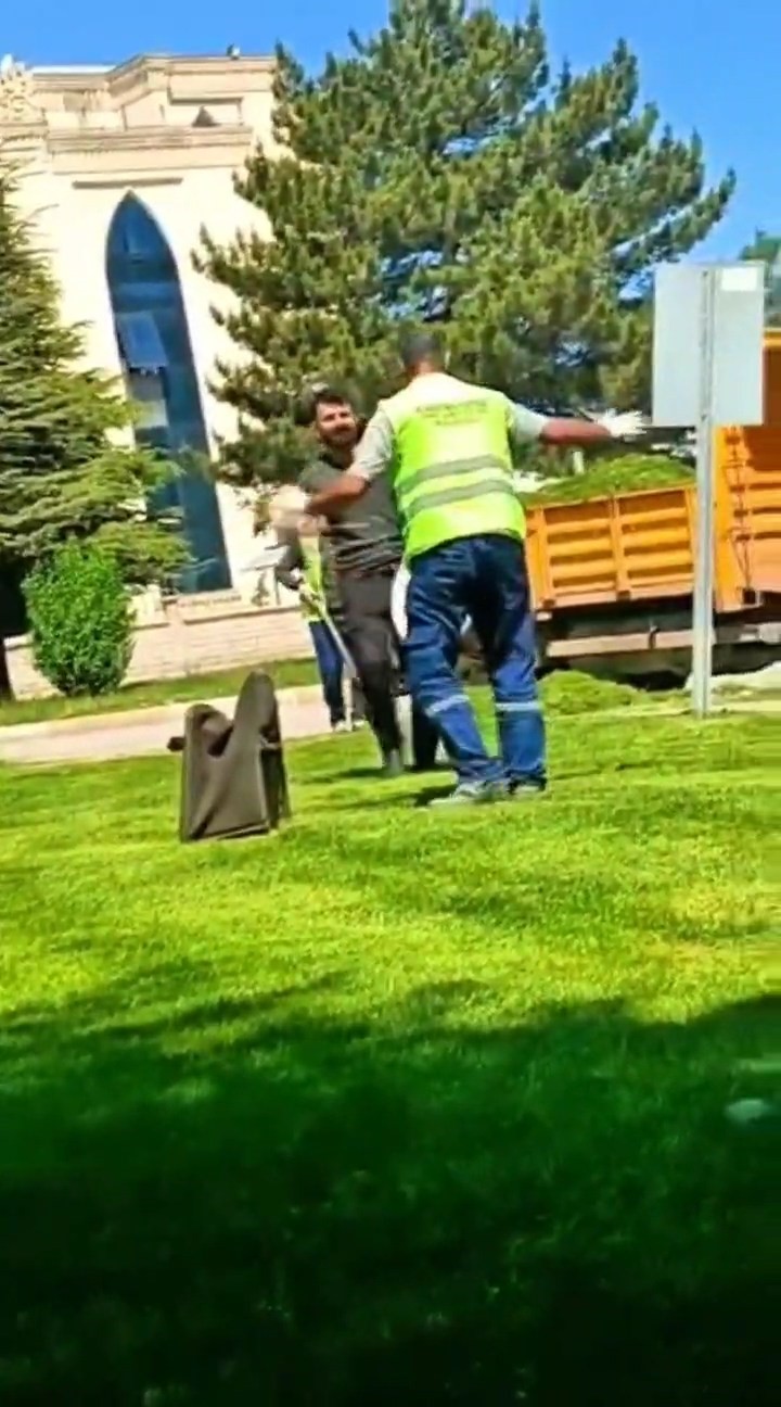 Davulun sesini duyan temizlik görevlileri, oynamaya başladı