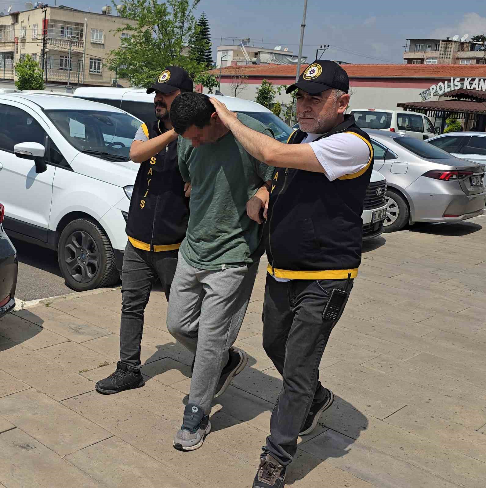 Davetsiz düğüne gitti, pasta yedi, takılan paraları çaldı