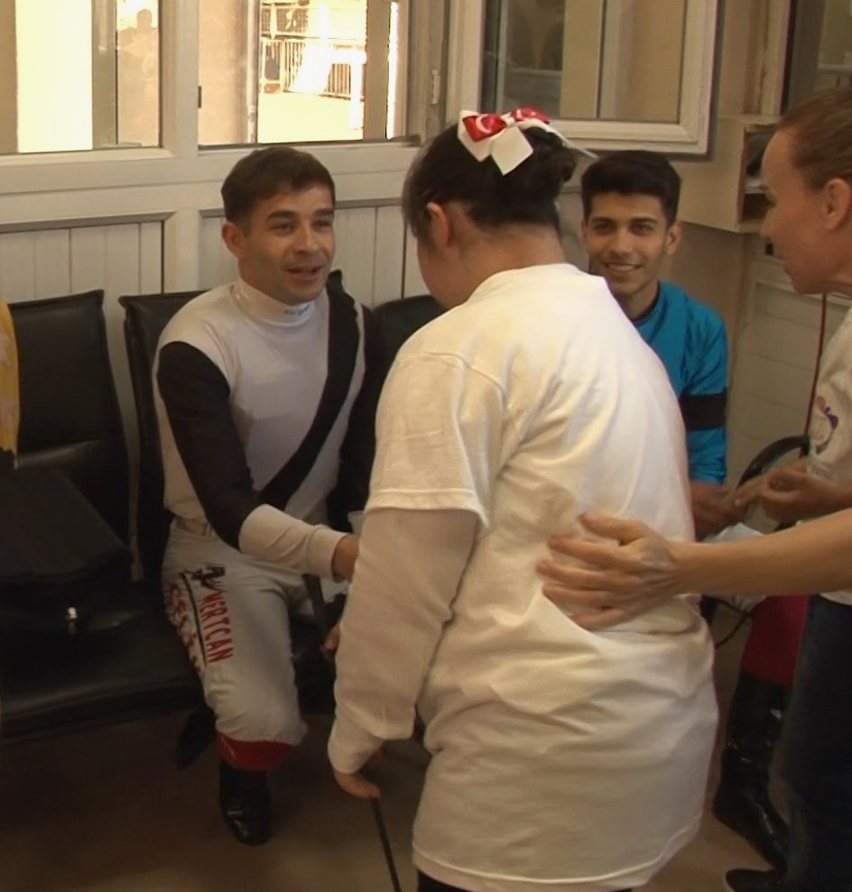 Jokey Mertcan Çelik, hastanede yaşam savaşı veriyor