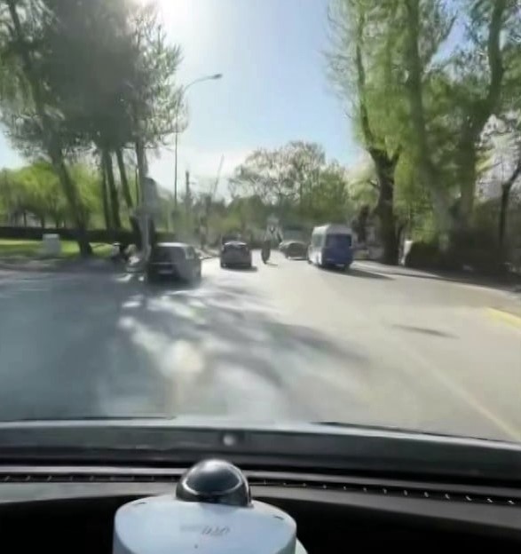 Motosiklet sürücüsü ambulansın yolunu böyle açtı