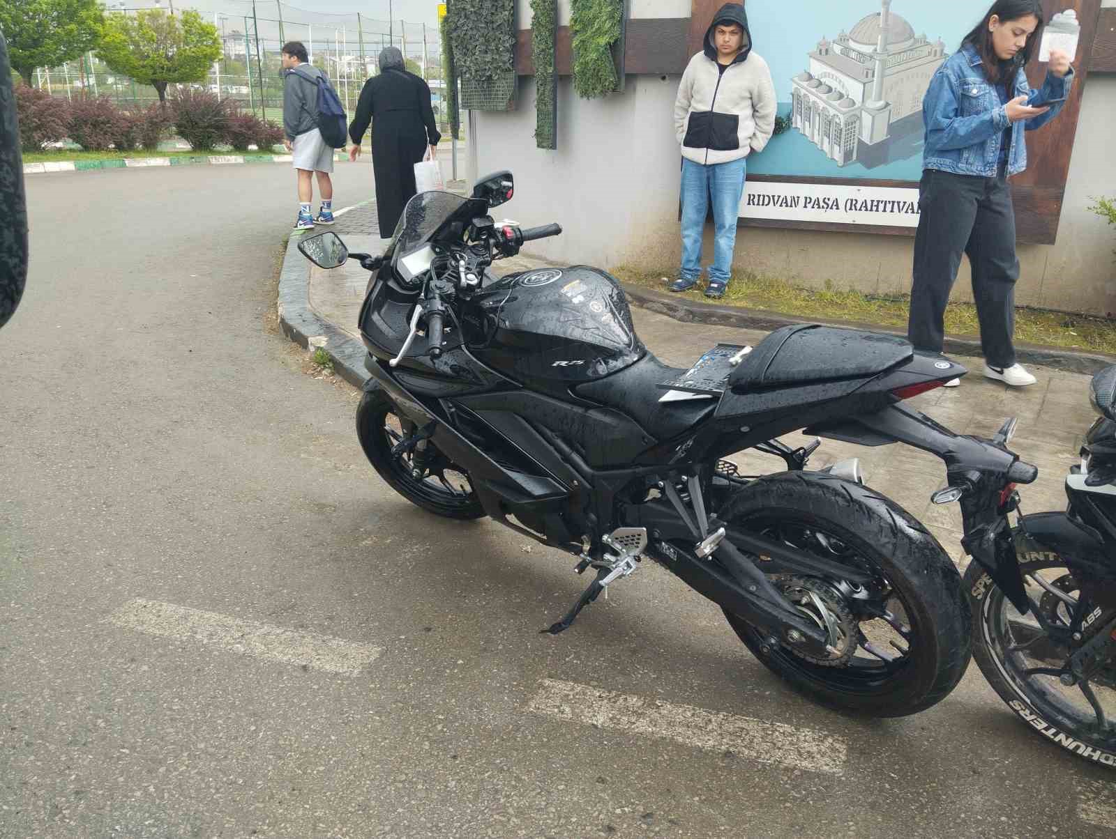 Hafif ticari aracın çarptığı motosikletli yaralandı