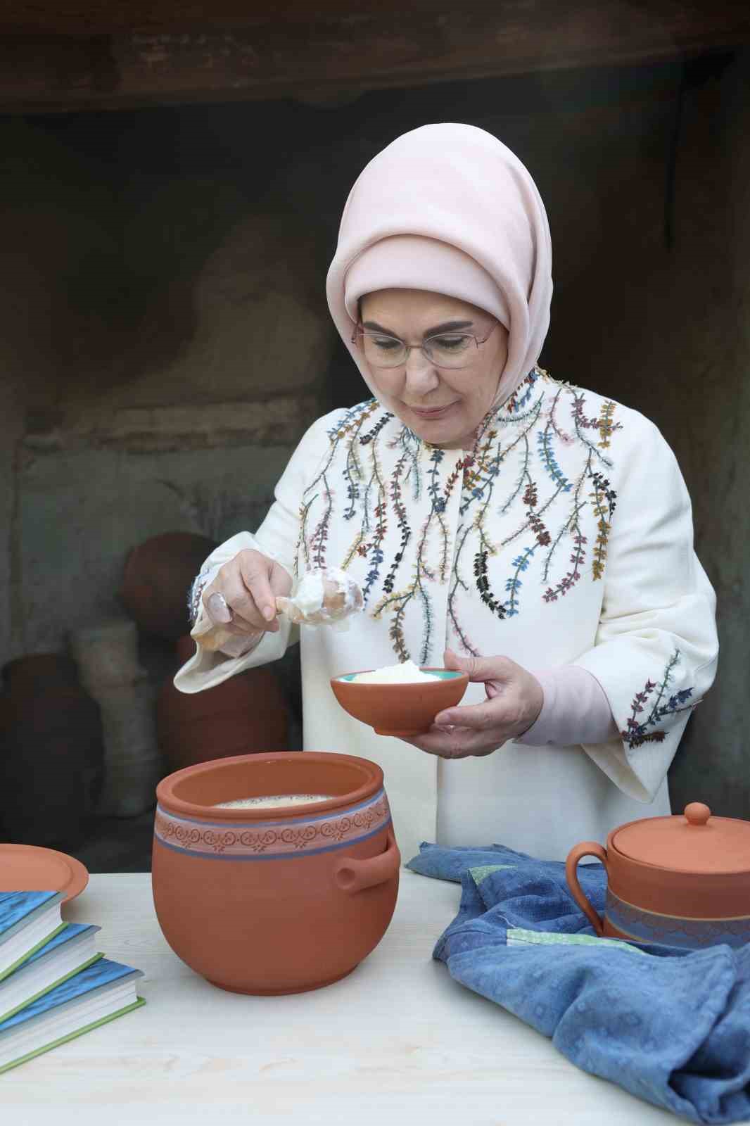 Emine Erdoğan, Nevşehir’de Türk Mutfağı Haftası kapsamında yoğurt mayaladı