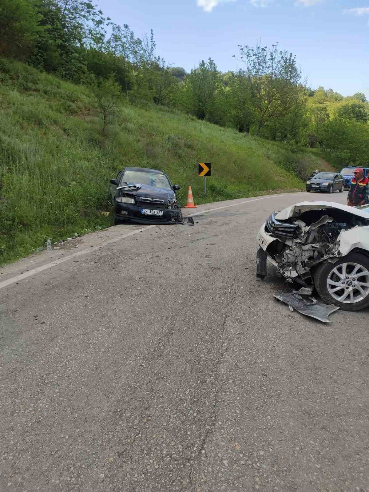 Bursa’da iki otomobil kafa kafaya çarpıştı: 3 yaralı