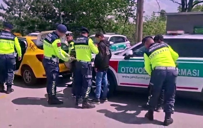 Ticari taksiyle göçmen kaçakçılığı girişimi jandarmaya takıldı
