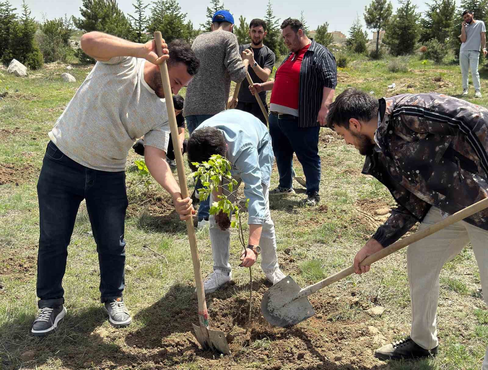 Kütahya’da Azerbaycan Ulusal Lideri Haydar Aliyev hatırasına 102 fidan dikildi