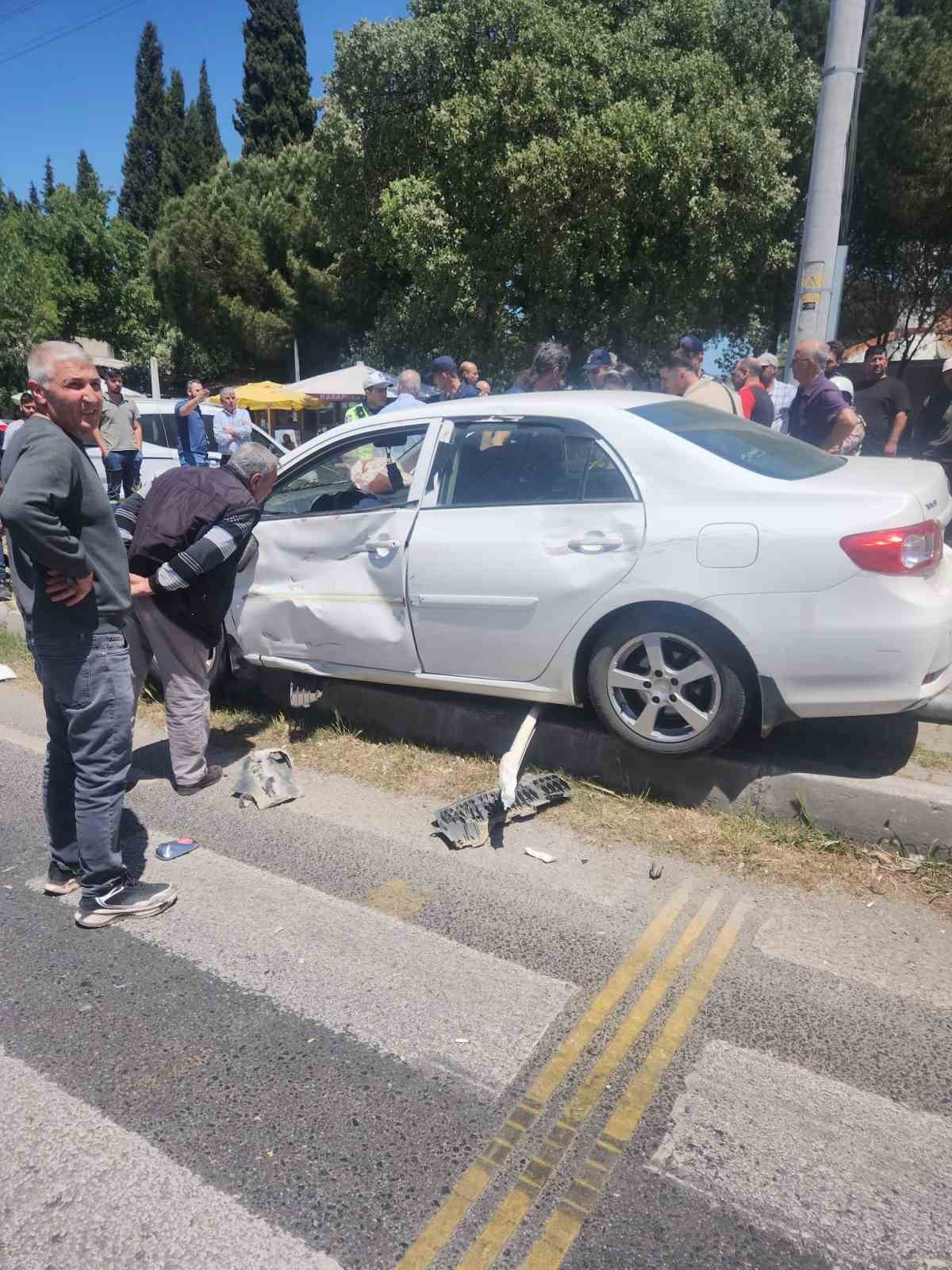İzmir’de otomobil ile motosiklet çarpıştı: 1 ölü, 2 yaralı