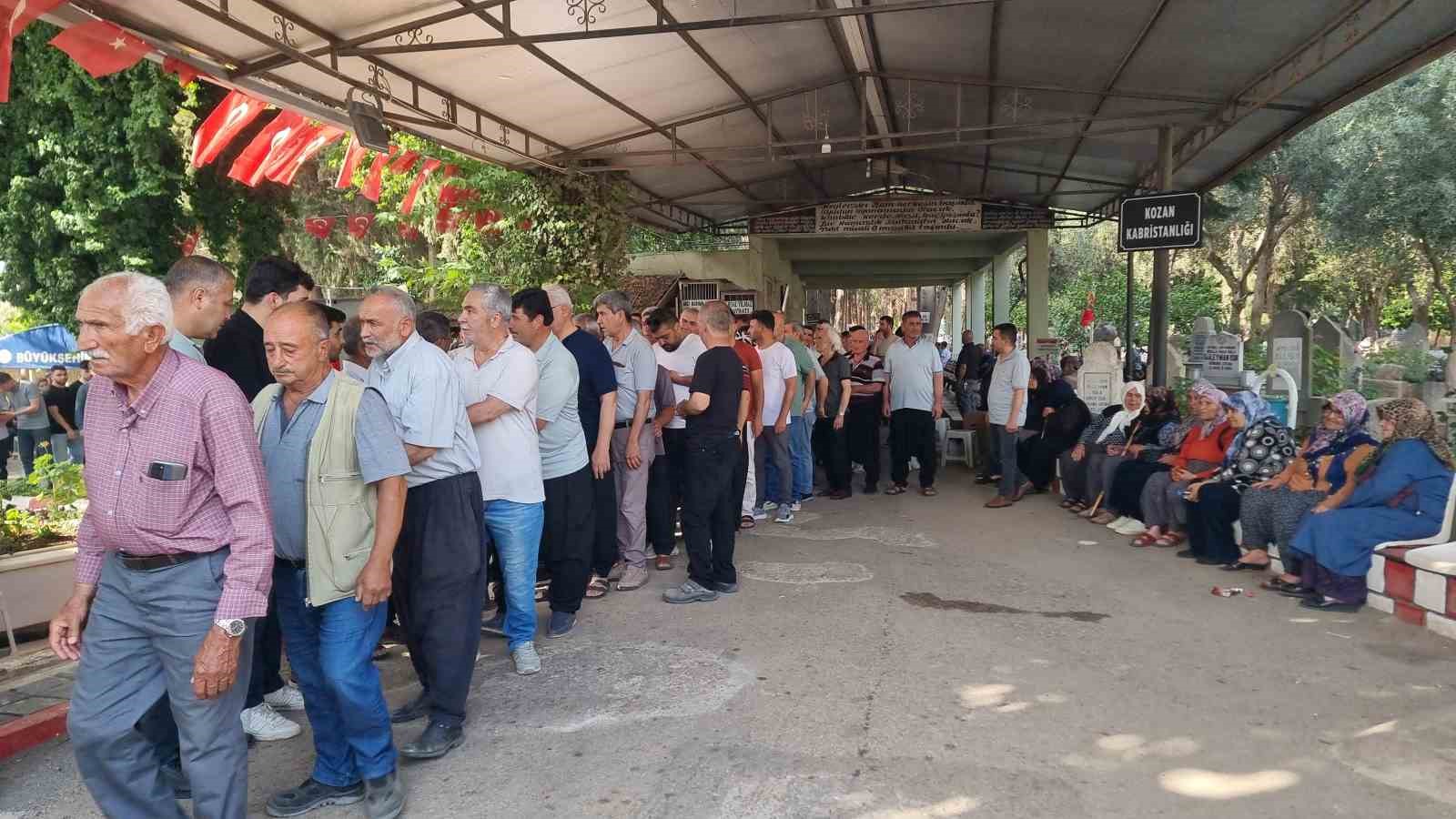 Adana’da eski eşi tarafından öldürülen kadın son yolculuğuna uğurlandı