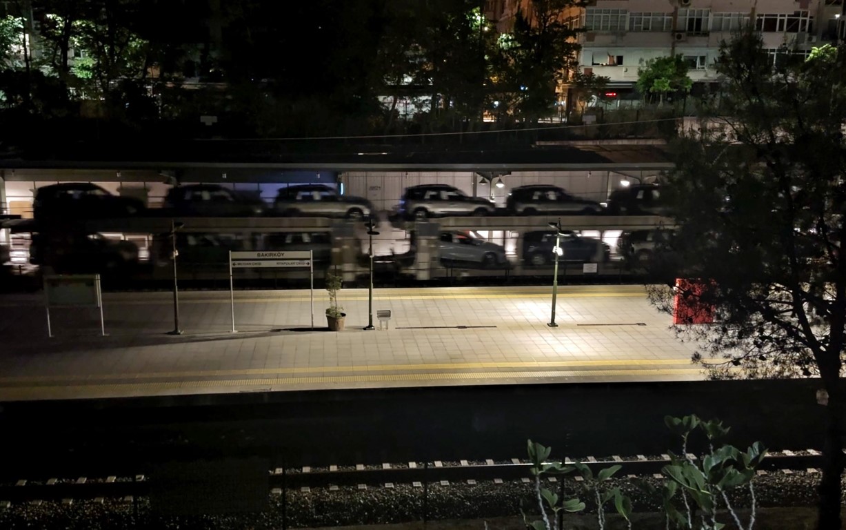 Marmaray hattından geçen araçların gece yolculuğu havadan görüntülendi