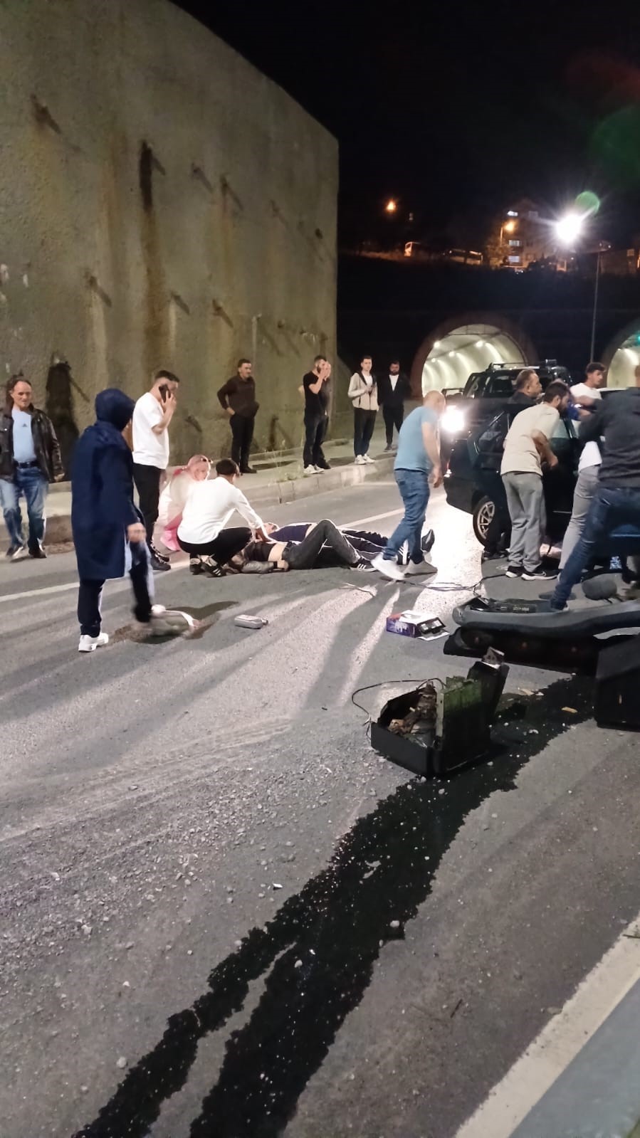 Zonguldak’ta kontrolden çıkan otomobil refüje çarptı: 4 yaralı