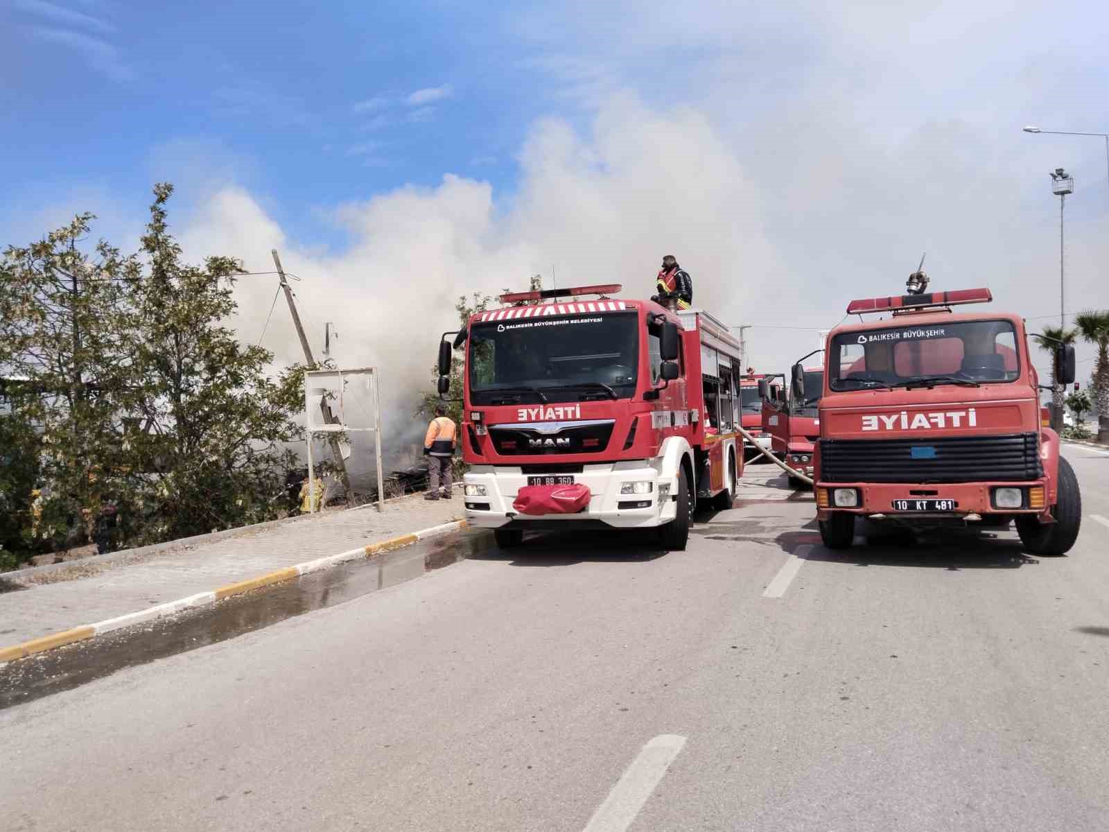 Ayvalık’ta kereste deposunda çıkan yangın güçlükle söndürüldü