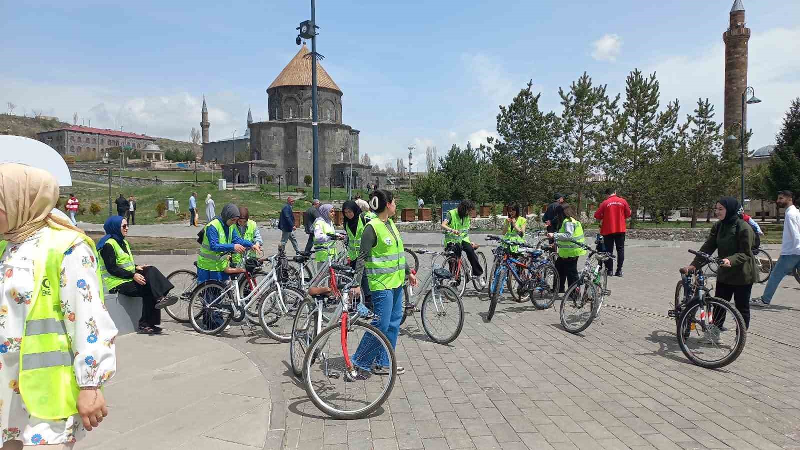 Kars’ta pedallar sağlıklı yaşam için çevrildi
