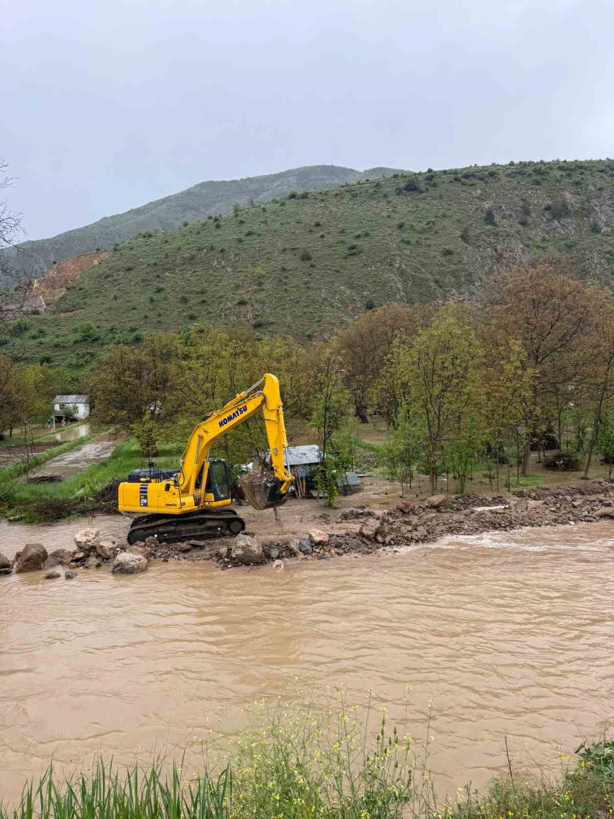 Gümüşhane’de DSİ’nin dere ıslahı çalışması bahçeleri sular altında bıraktı