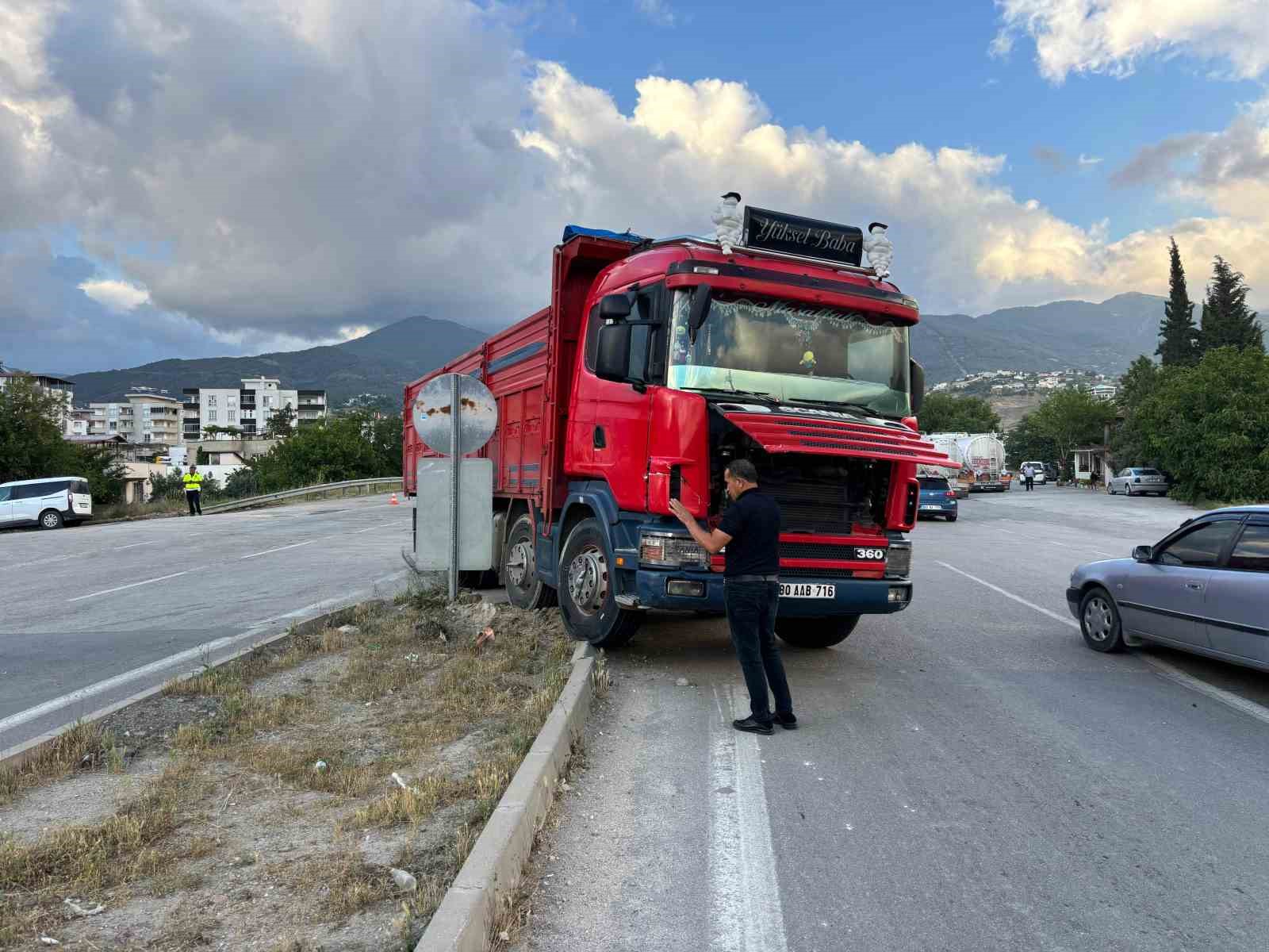 Kamyonet ile otomobil çarpıştı: 1 yaralı