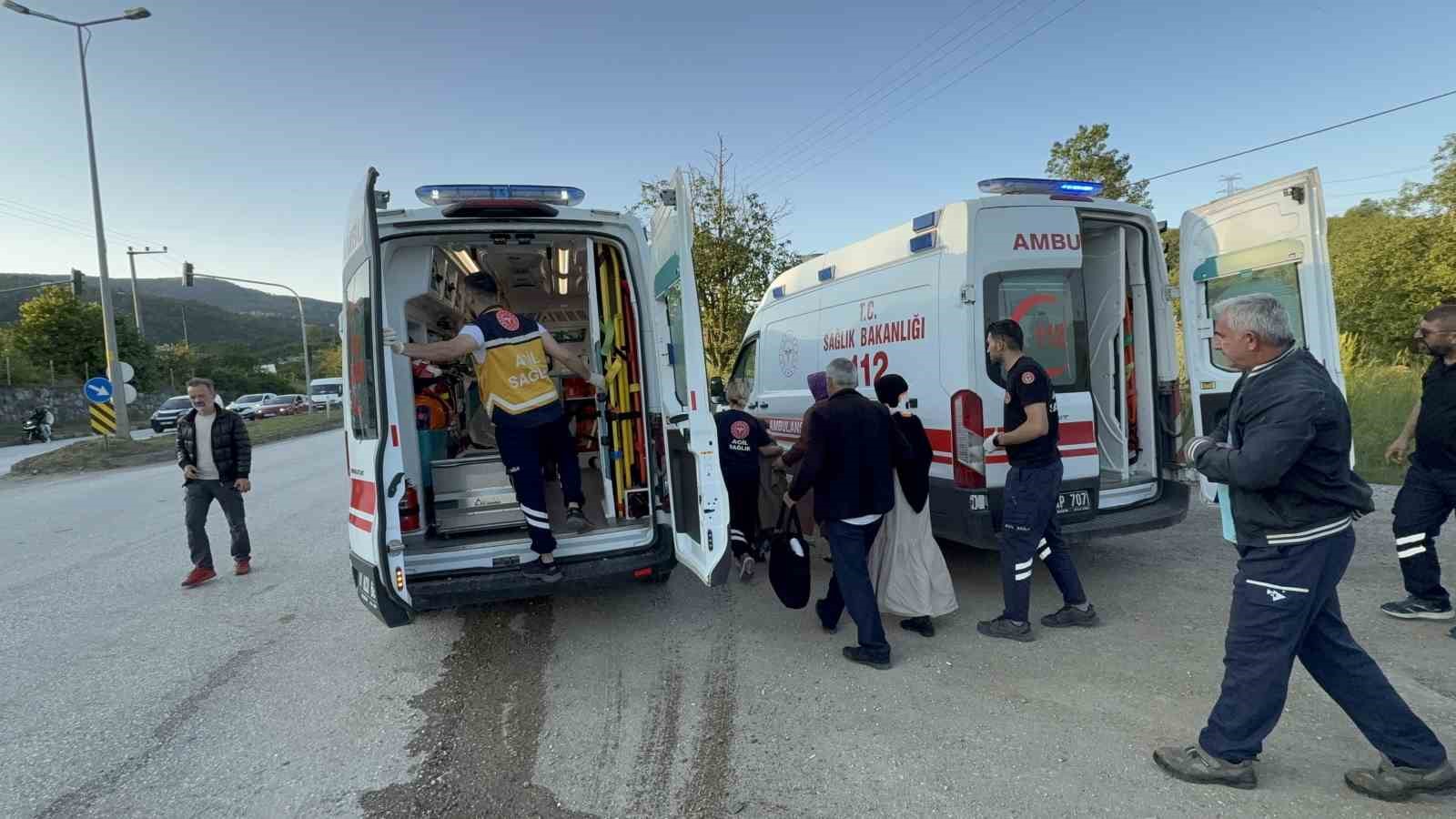 Düzce’de otomobil ışıklarda duran halk otobüsüne çarptı: 6 yaralı