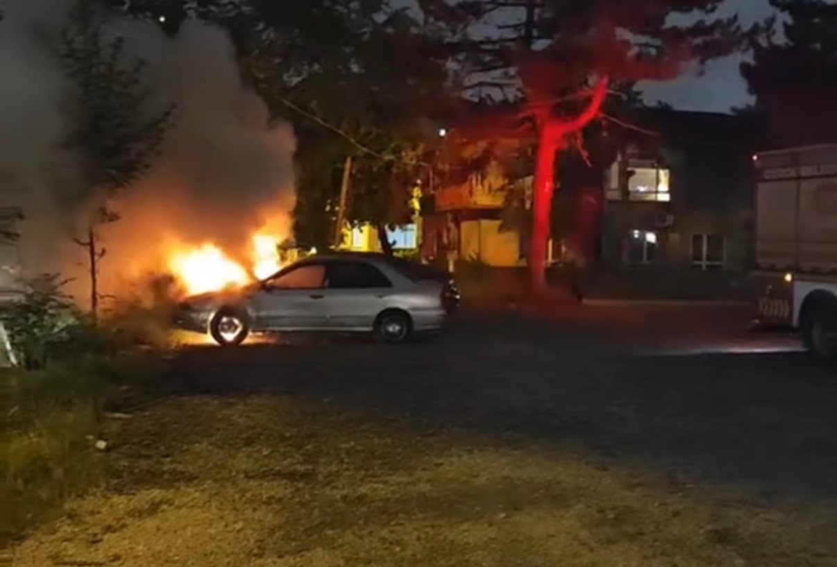 Park halindeki otomobil alev alev yandı