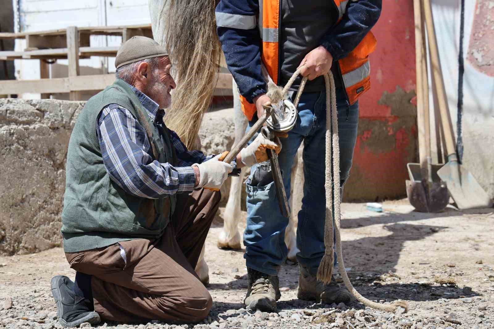 77 yaşındaki son nalbant ustası, 63 yıldır mesleğini sürdürüyor