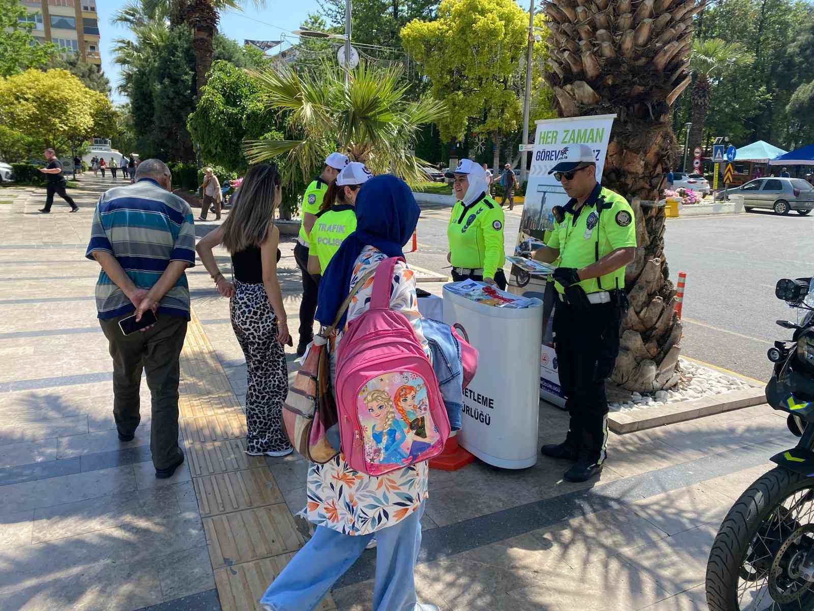 Trafik ekipleri, vatandaşları bilgilendirdi