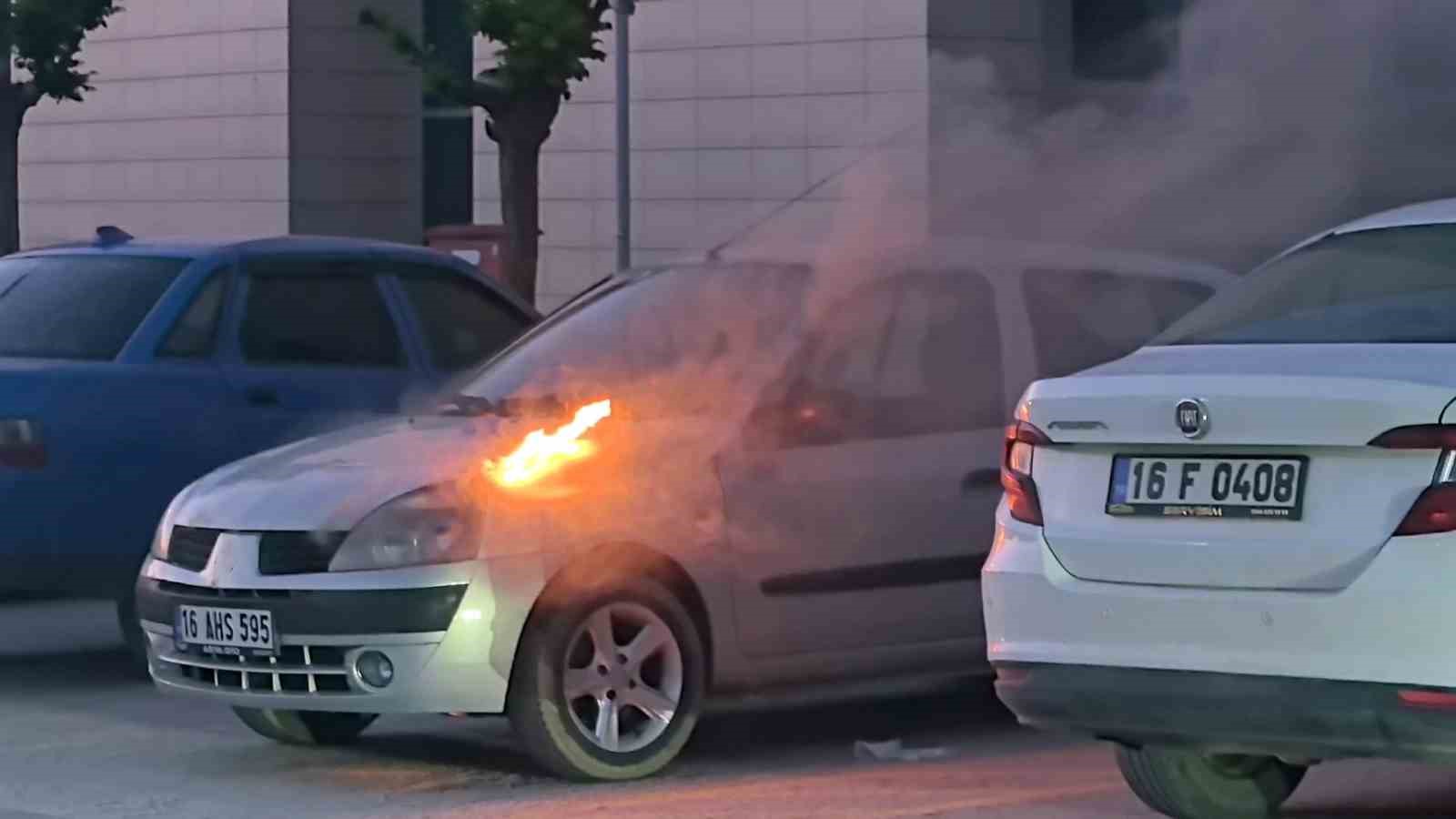 Hastane otoparkında park halindeki araç alevlere teslim oldu