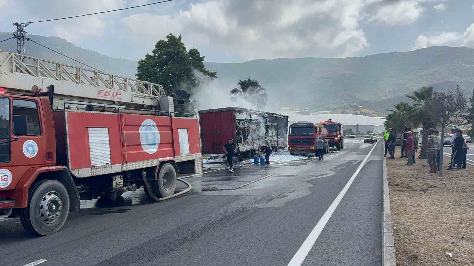 Peçete yüklü tır alev alev yandı