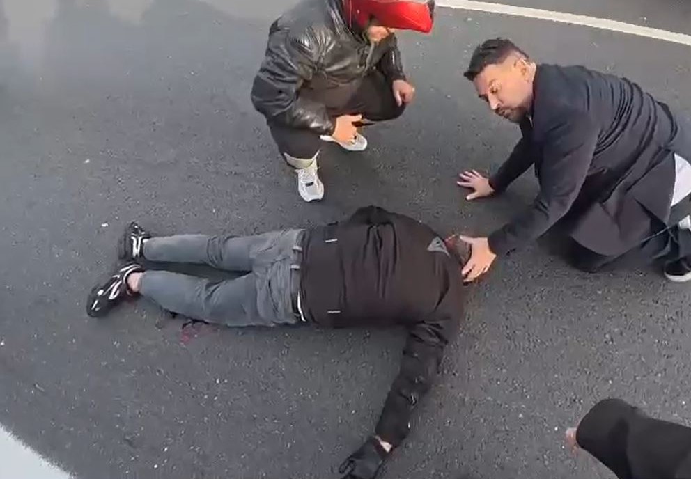 Esenyurt’ta motosiklet arızalanarak emniyet şeridinde duran kamyonete çarptı: 1 ağır yaralı