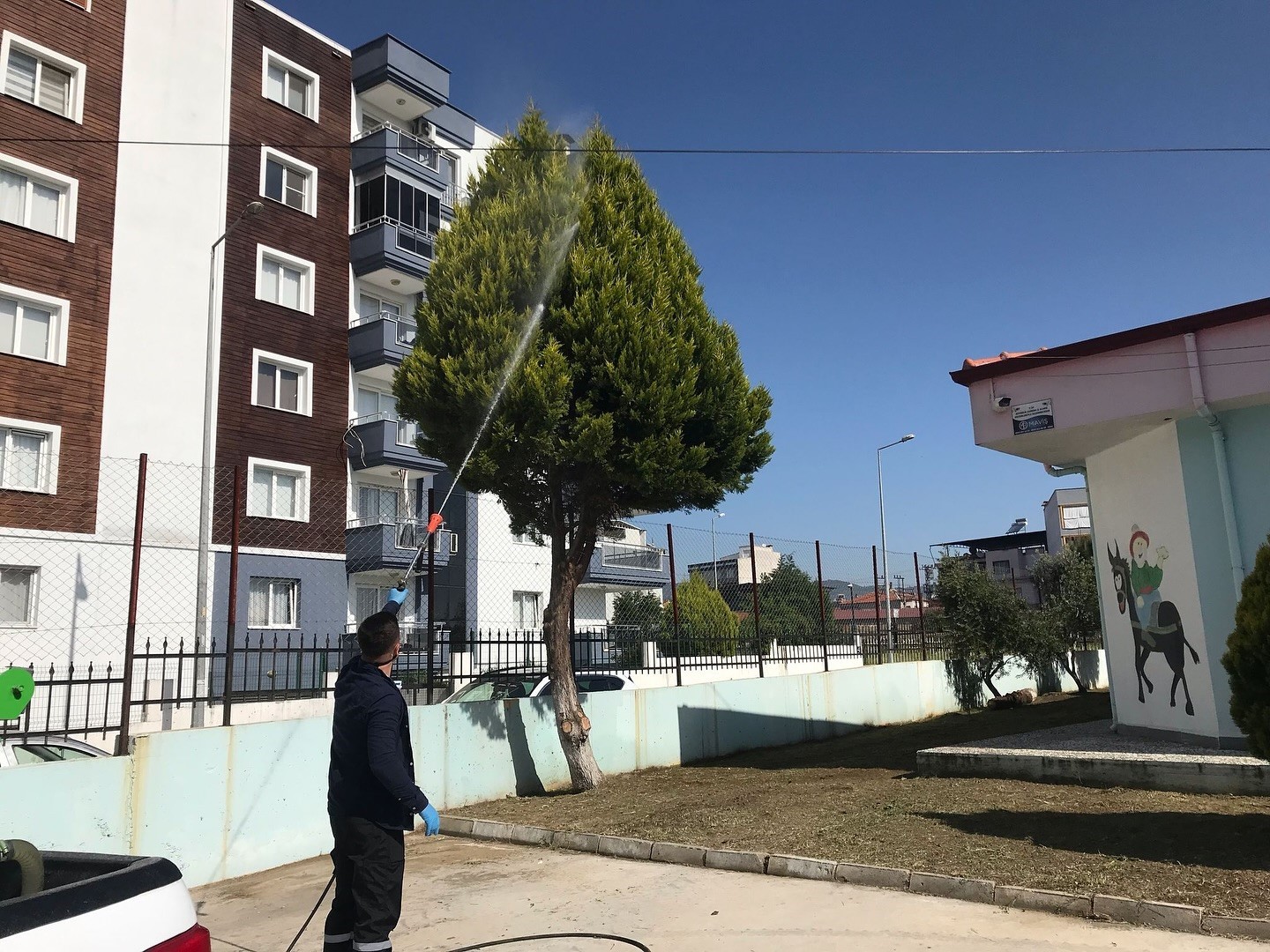 Germencik Belediyesi’nden yaz öncesi yoğun ilaçlama mesaisi