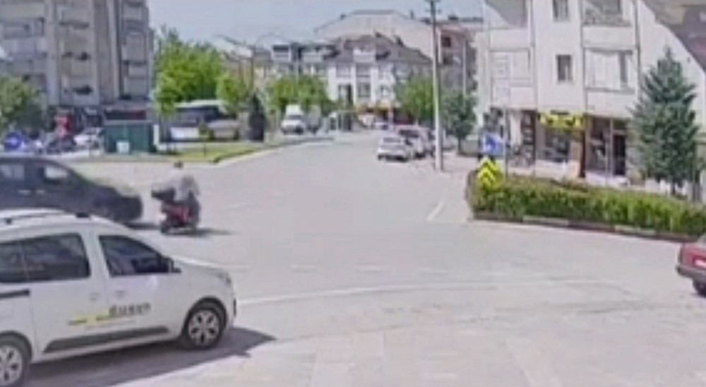 Motosikletli muhtarın karıştığı kaza kamerada