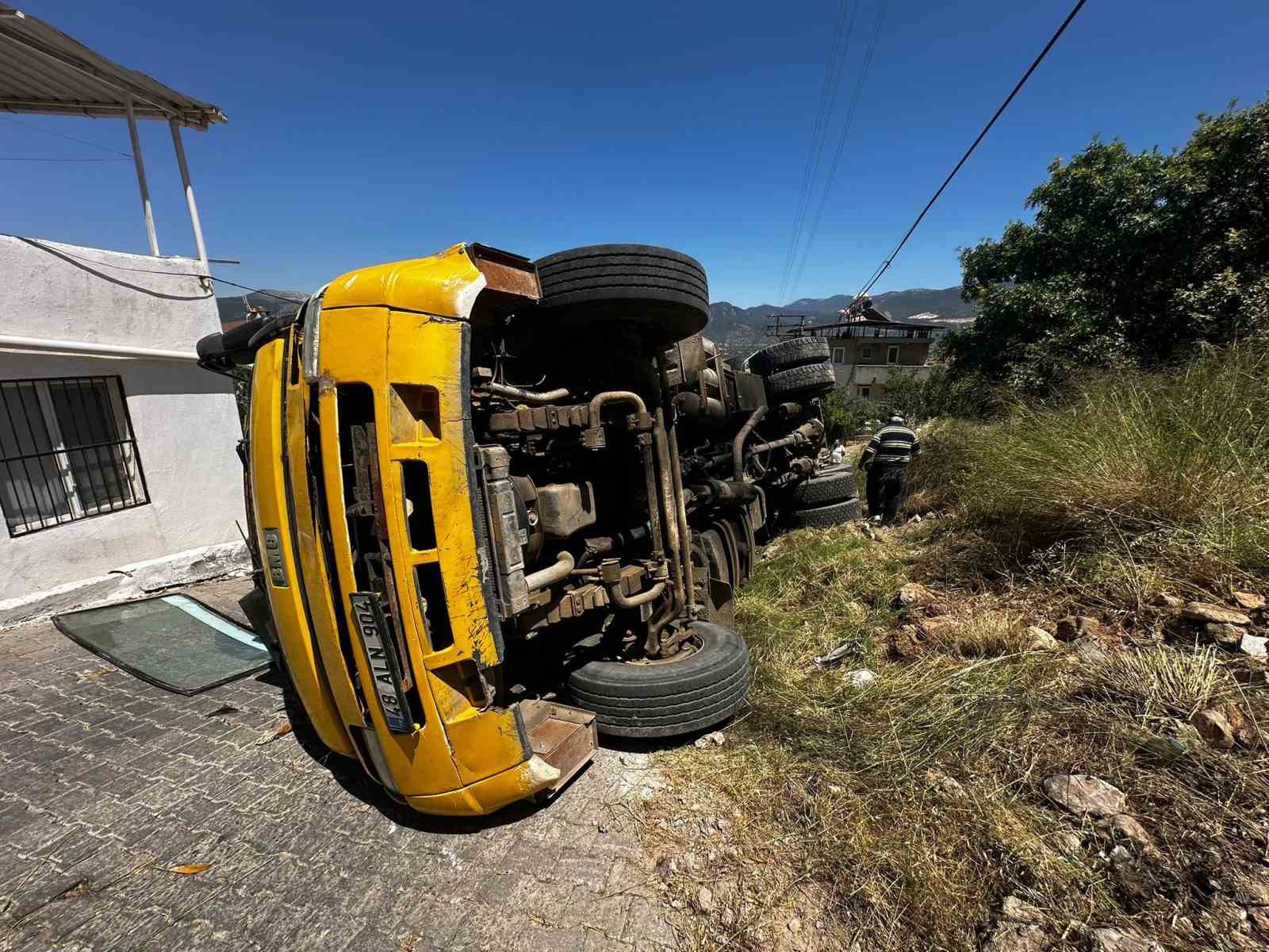 Milas’ta tuğla yüklü kamyon devrildi: 1 yaralı