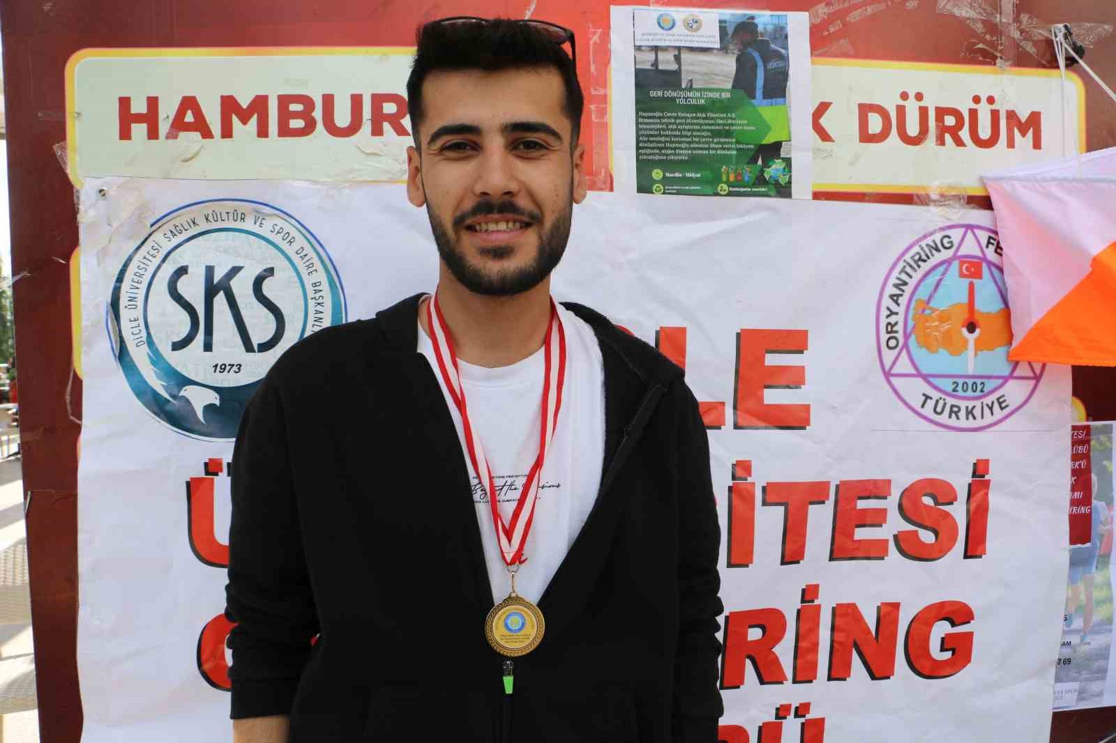Oryantiring yarışmasına katılanlara tatlı ikram edildi