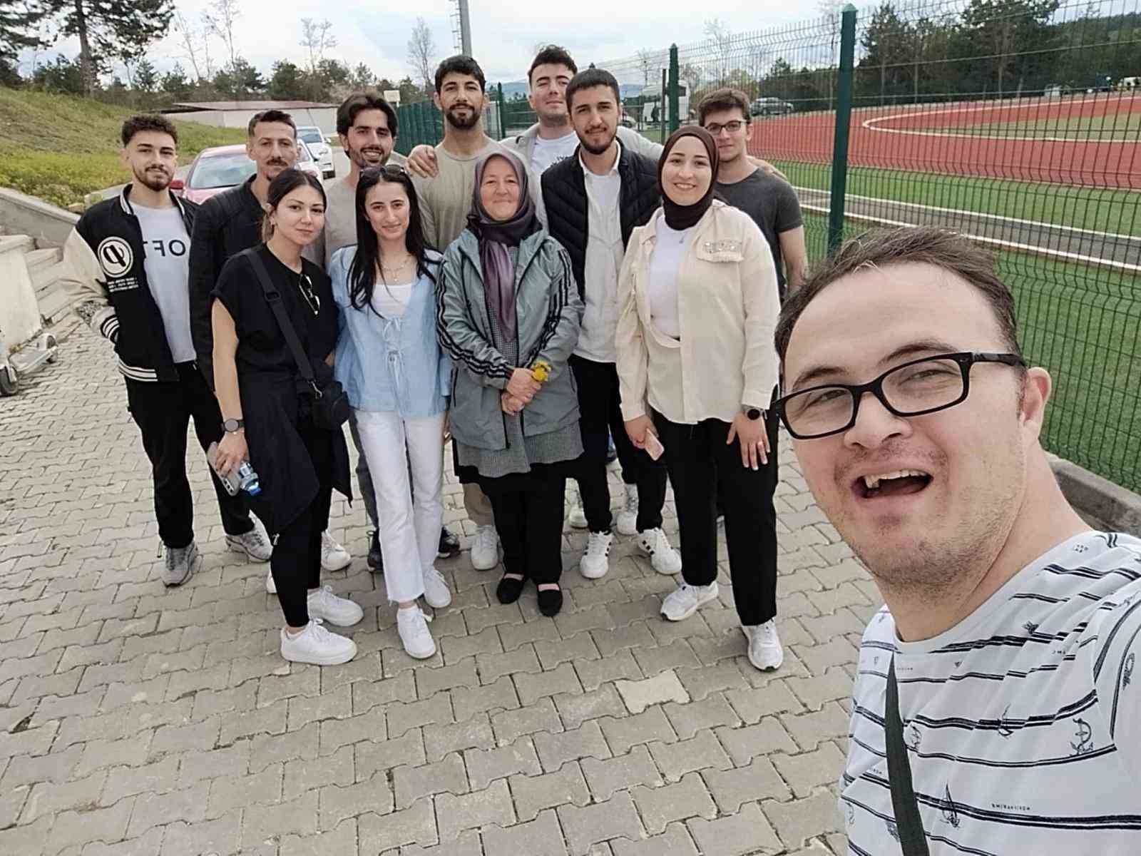 Üniversite öğrencilerinden engelliler için farkındalık yürüyüşü