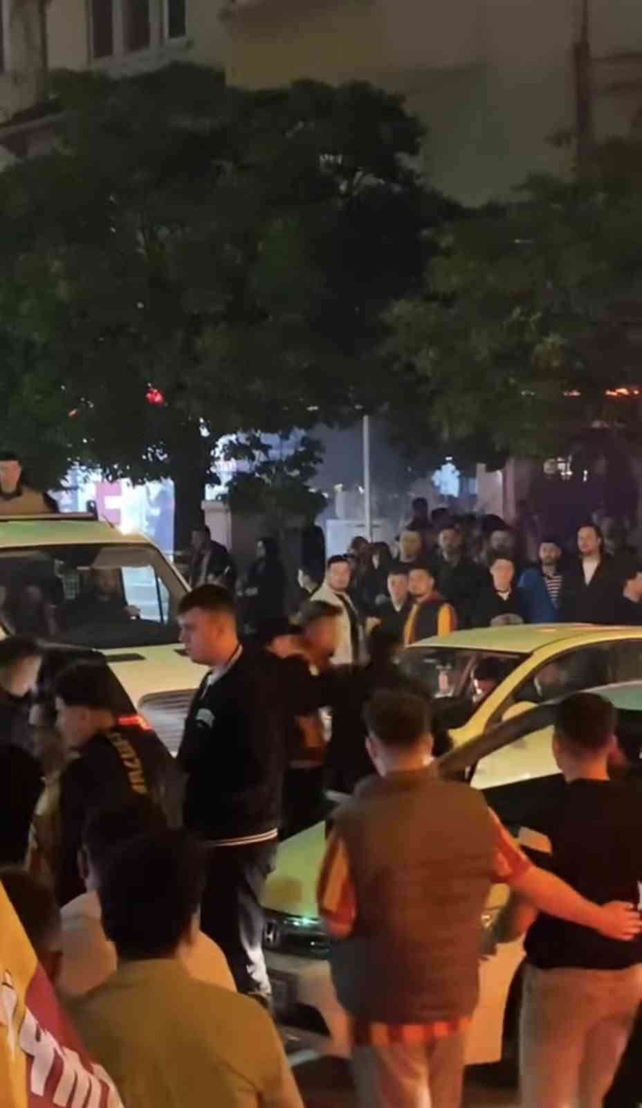 Bursa’da kutlamalarda Fenerbahçeliler Derneği’ne meşale atan taraftar gözaltına alındı