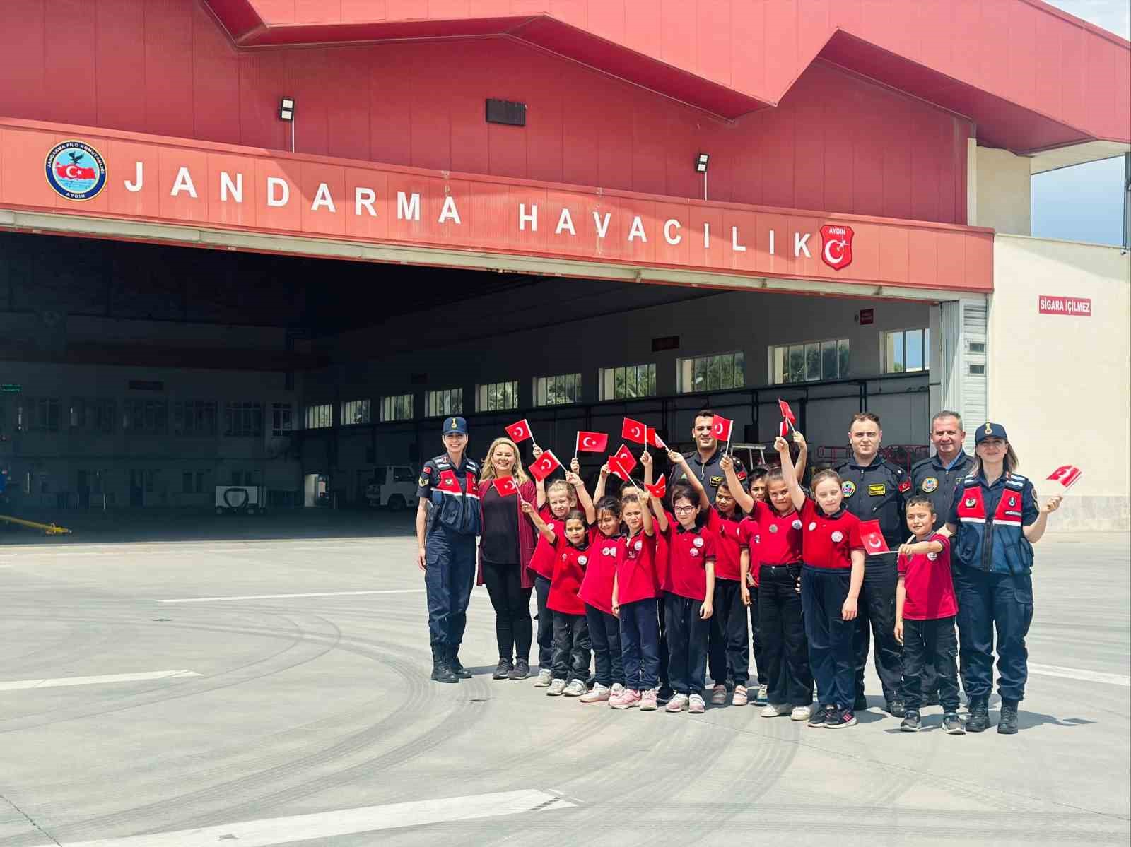 Jandarma öğrencileri ağırladı
