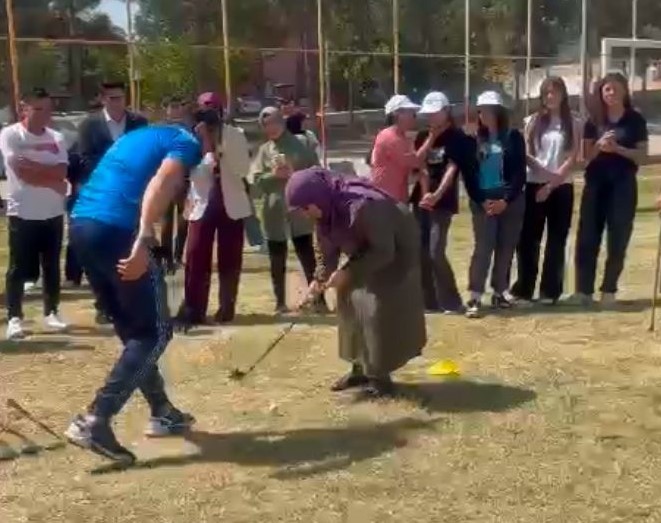 Golf oynayan huzurevi sakinleri, azim ve enerjileriyle alkış aldı