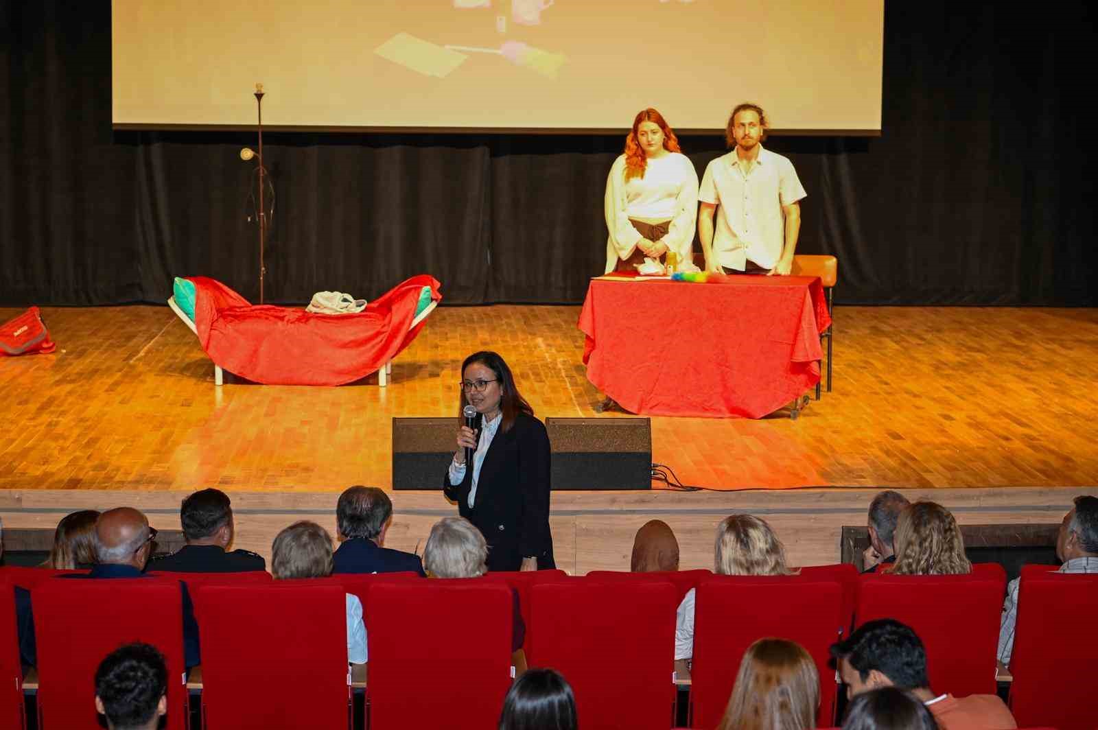 Yalova’da tiyatro oyunuyla aile içi şiddete dikkati çektiler