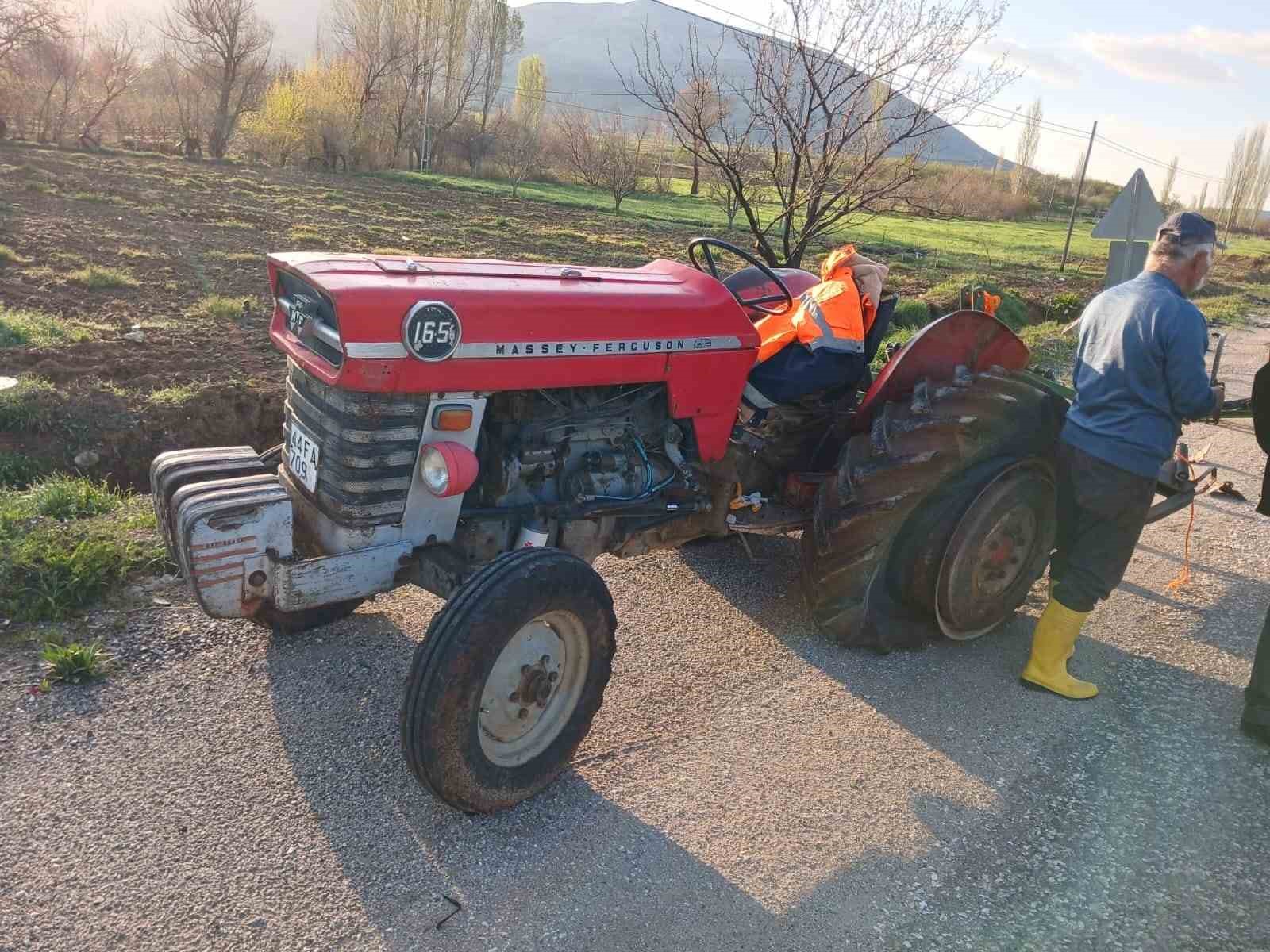 Traktöre arkadan çarpan otomobilde sürücü yaralandı