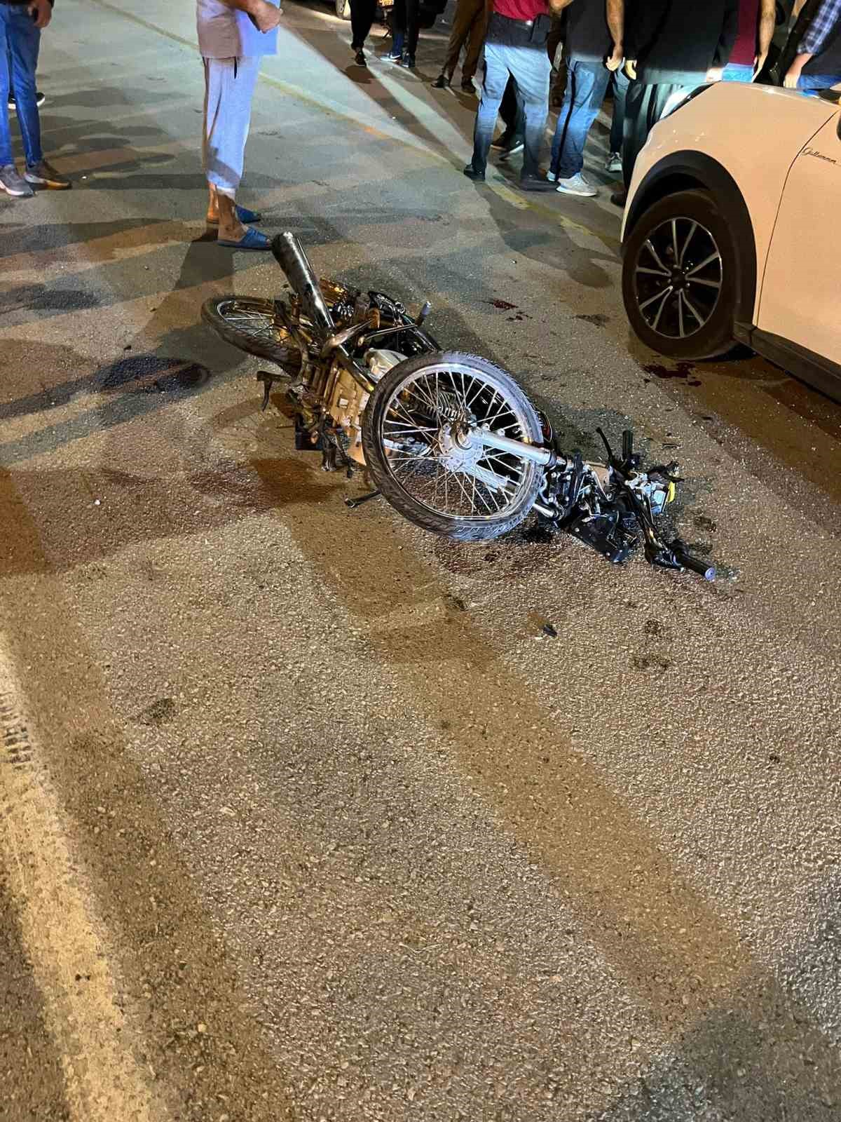 Dörtyol’da otomobille çarpışan motosiklet hurdaya döndü: 1’i ağır 2 yaralı