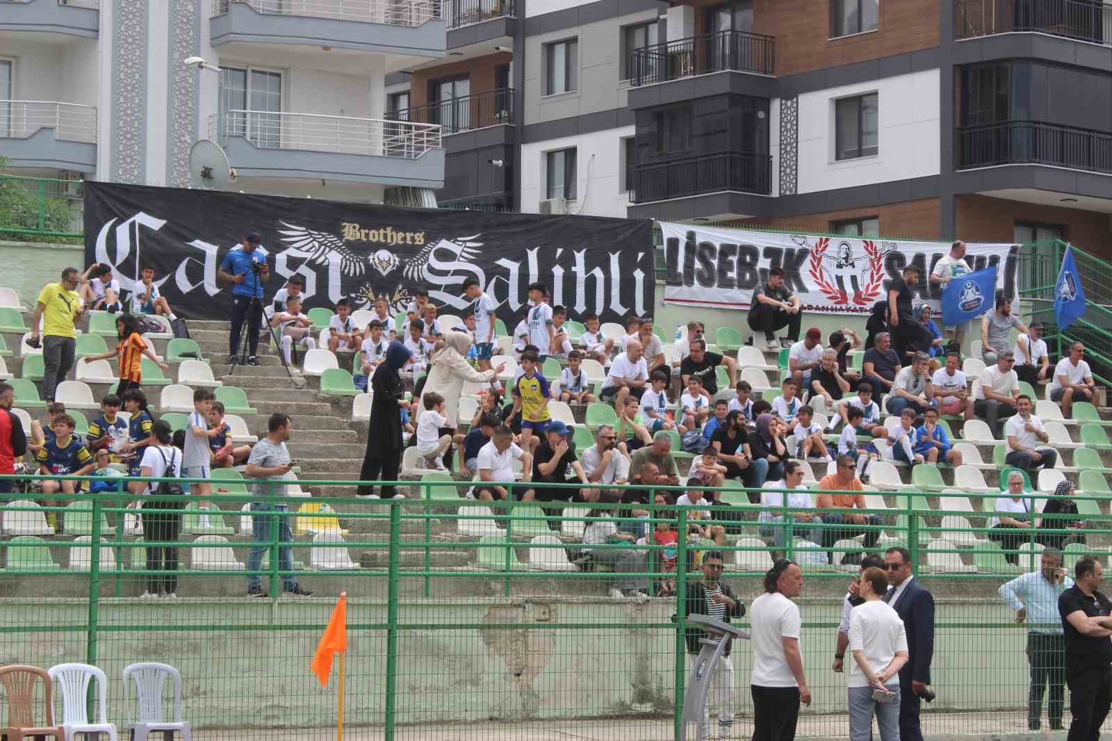 Salihli’de futbol şöleni başladı