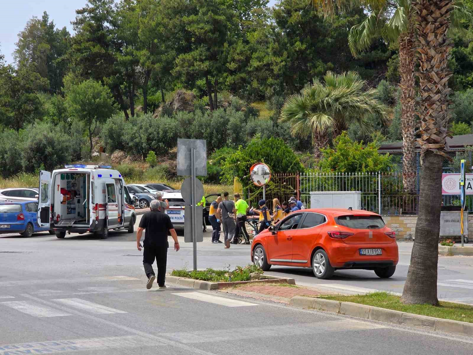 Kamyonete çarpmamak için motosikleti devirdi, kaskı hayatını kurtardı