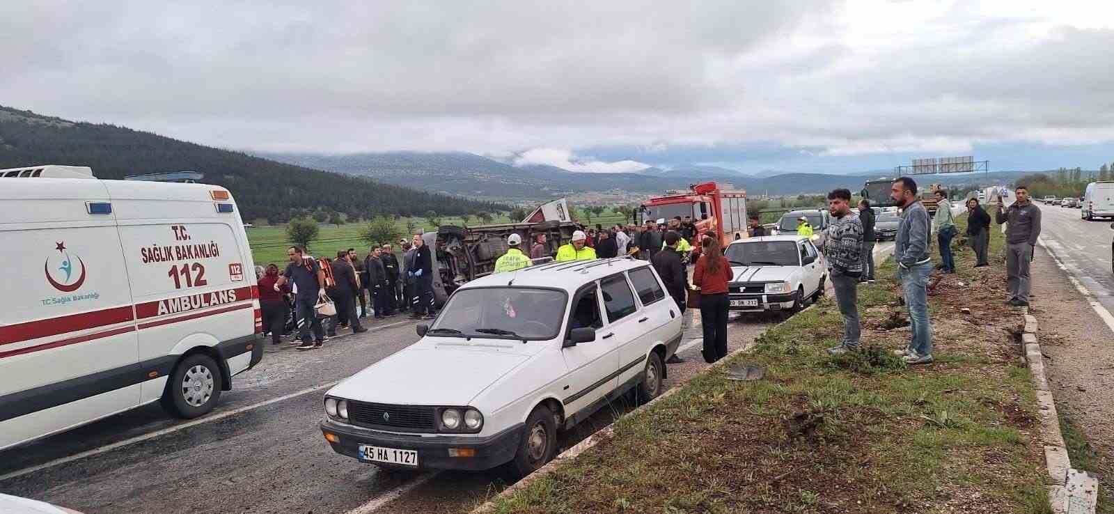 Tekstil işçilerini taşıyan minibüs karşı şeride geçerek otomobille çarpıştı: 1’i ağır 13 yaralı