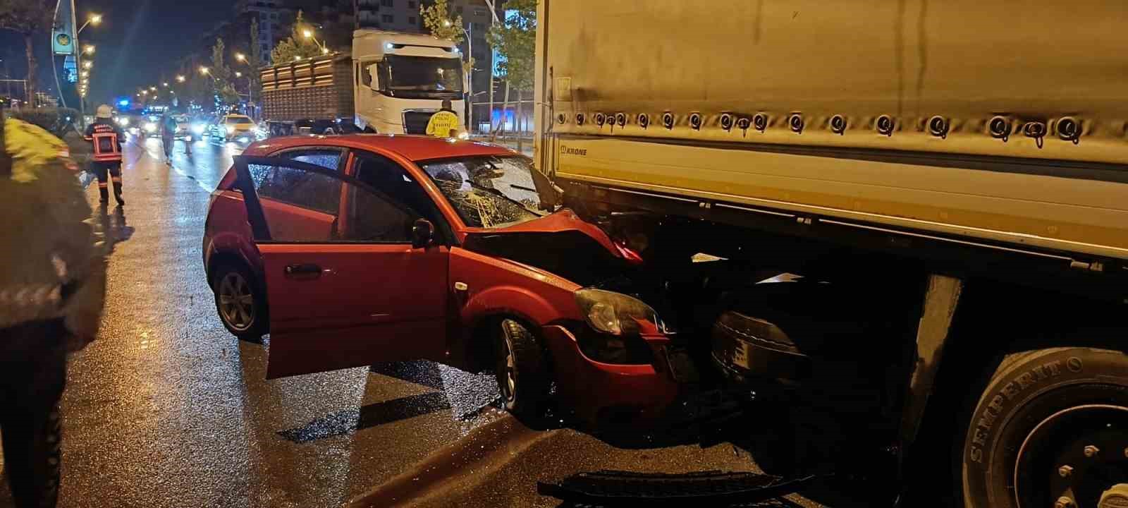 Malatya’da otomobil ile tır çarpıştı: 3 yaralı