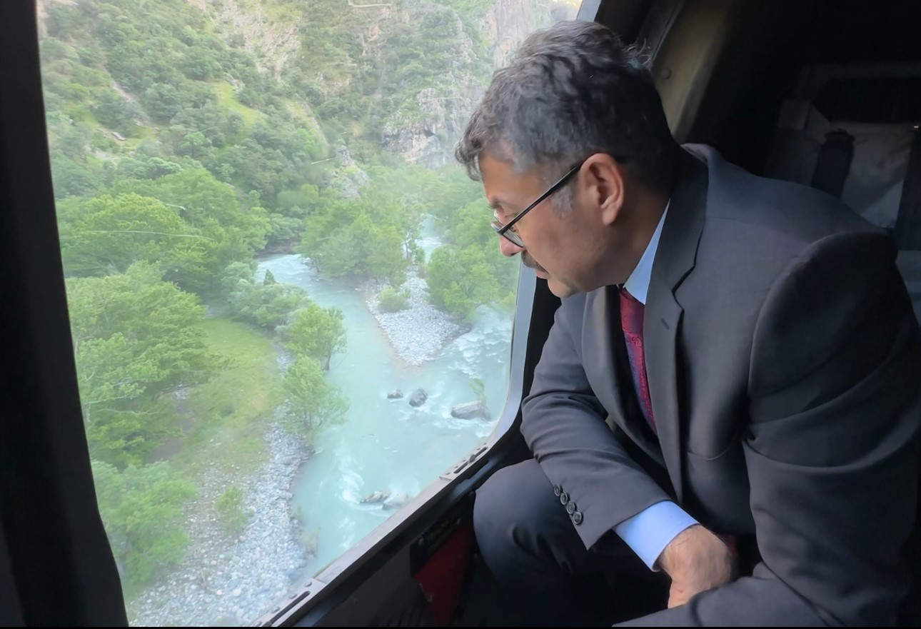 Hakkari Valisi Çelik, derede kaybolan çocuğu arama çalışmalarını havadan inceledi