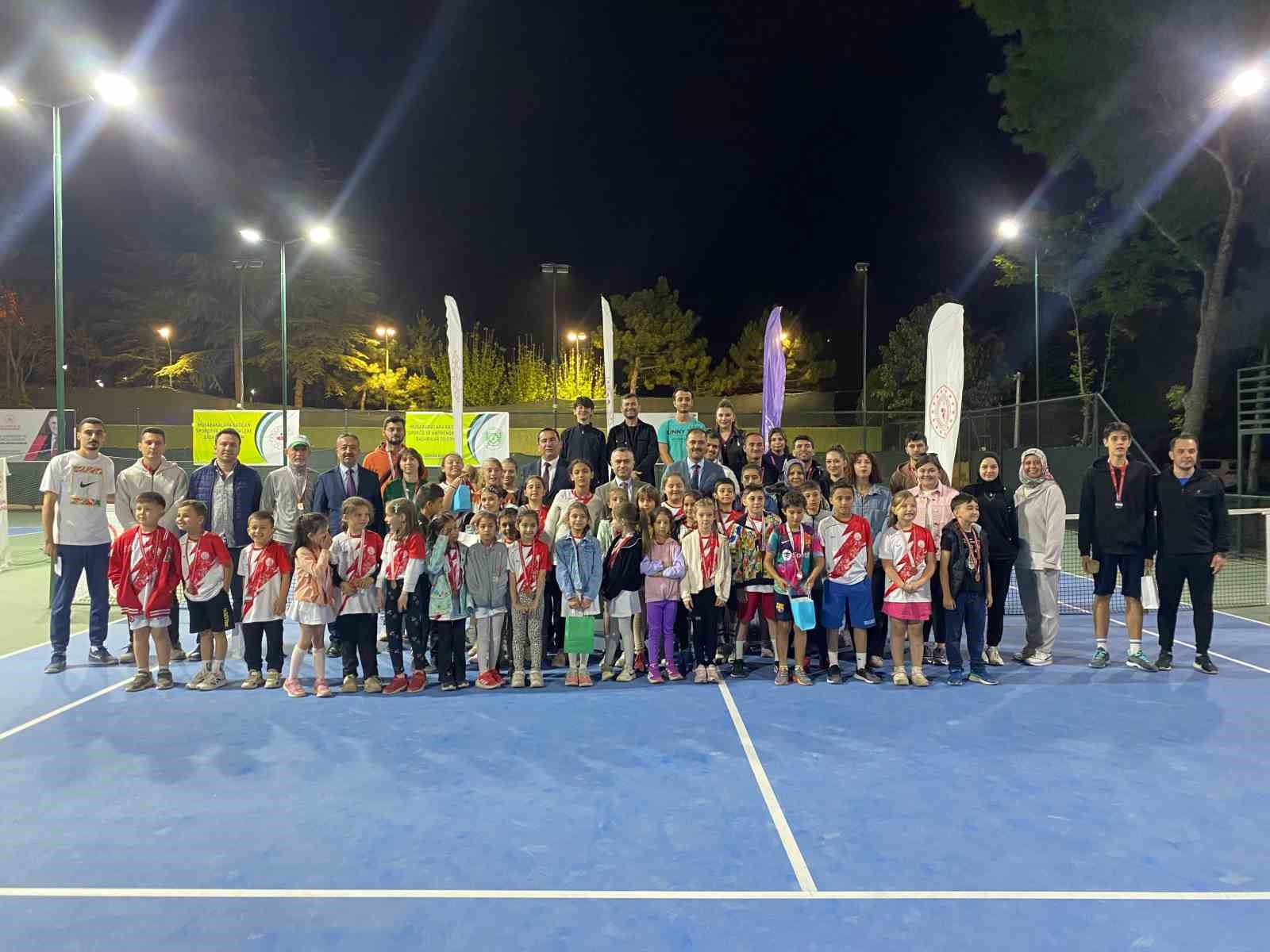 Spor kenti Demirci’de Gençlik Haftası Tenis Turnuvası tamamlandı