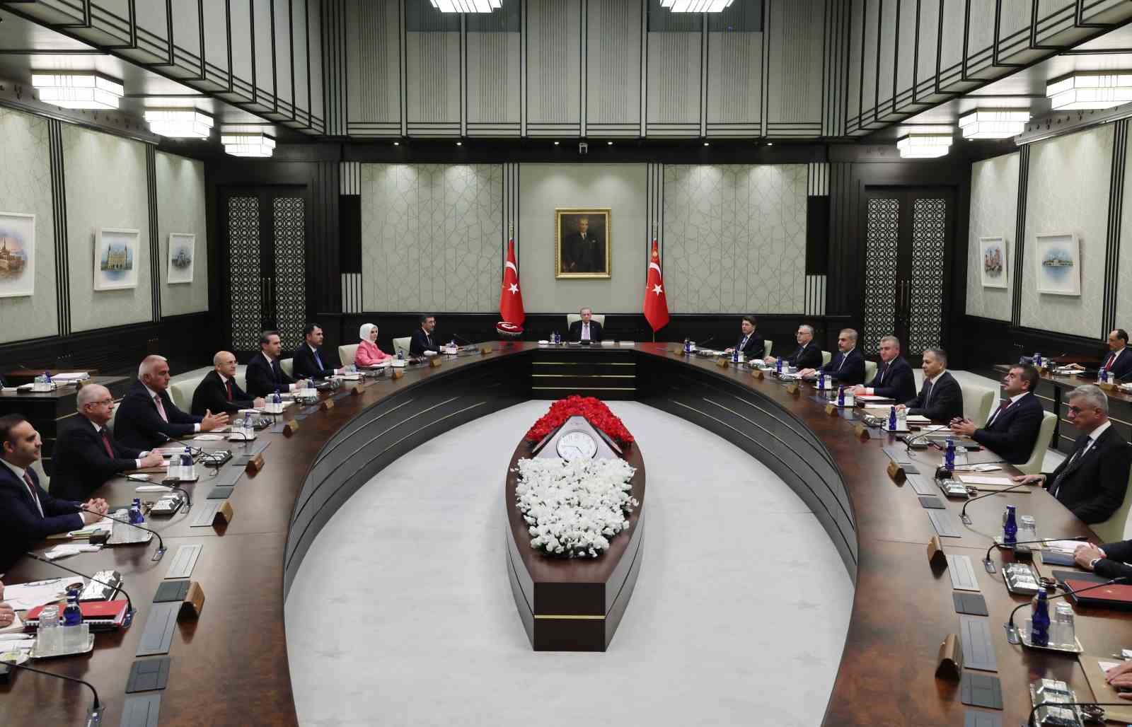 MHP Lideri Bahçeli’den Kabine’ye Türk bayraklı çiçek